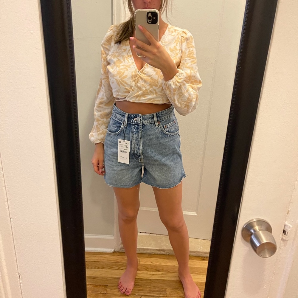 Zara Split straight denim shorts. Size US 6. New. Never worn.
